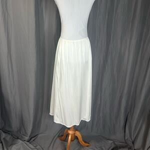 Vintage 1970sVanity Fair White  Full Half Mid Slip L